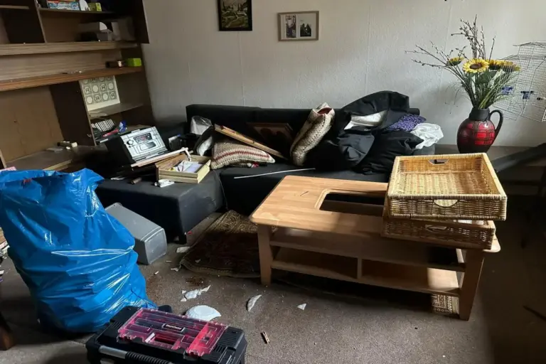 Entrümpelungsfirma bei der Räumung eines Hauses
